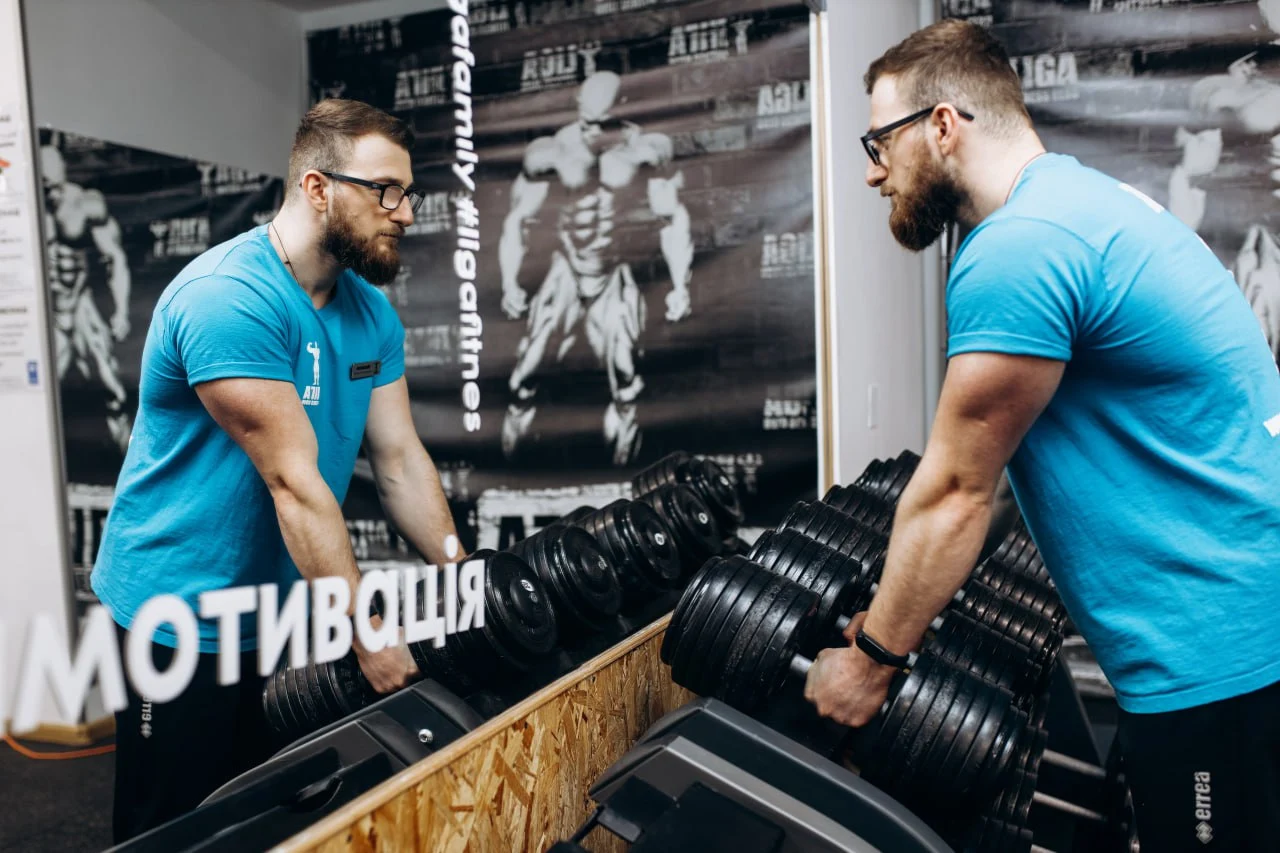тренування біцепсу в залі